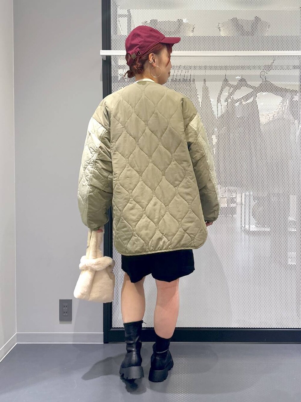 ブラック系のその他パンツ、ホワイト系のショルダーバッグ、ブラック系のブーツを着用したレディースの秋コーディネートの6枚目の写真