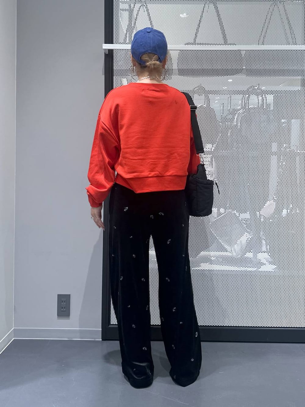 ブラック系のトートバッグ、ブラック系のその他パンツ、レッド系のスウェットを着用したレディースの秋コーディネートの3枚目の写真