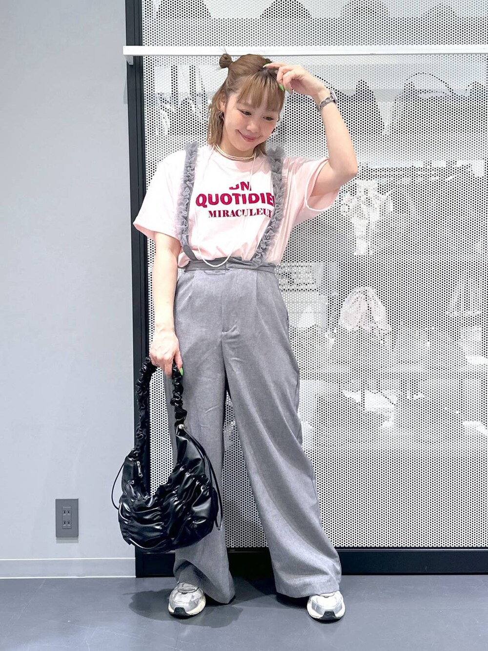 ピンク系のTシャツ/カットソー、グレー系のその他パンツ、ブラック系のショルダーバッグを着用したレディースの春コーディネートの5枚目の写真