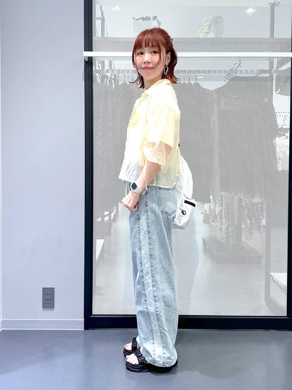 ホワイト系のショルダーバッグ、その他のサンダル、ブルー系のデニムパンツを着用したレディースの夏コーディネートの3枚目の写真