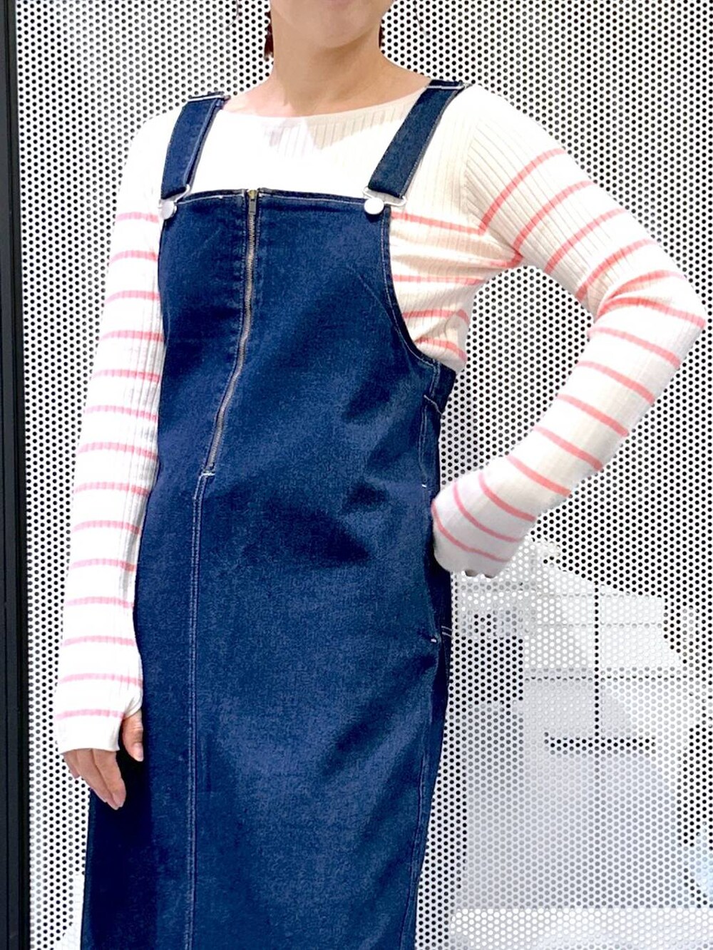 ブルー系のジャンパースカート、ベージュ系のMA-1、ピンク系のニット/セーターを着用したレディースの春コーディネートの8枚目の写真