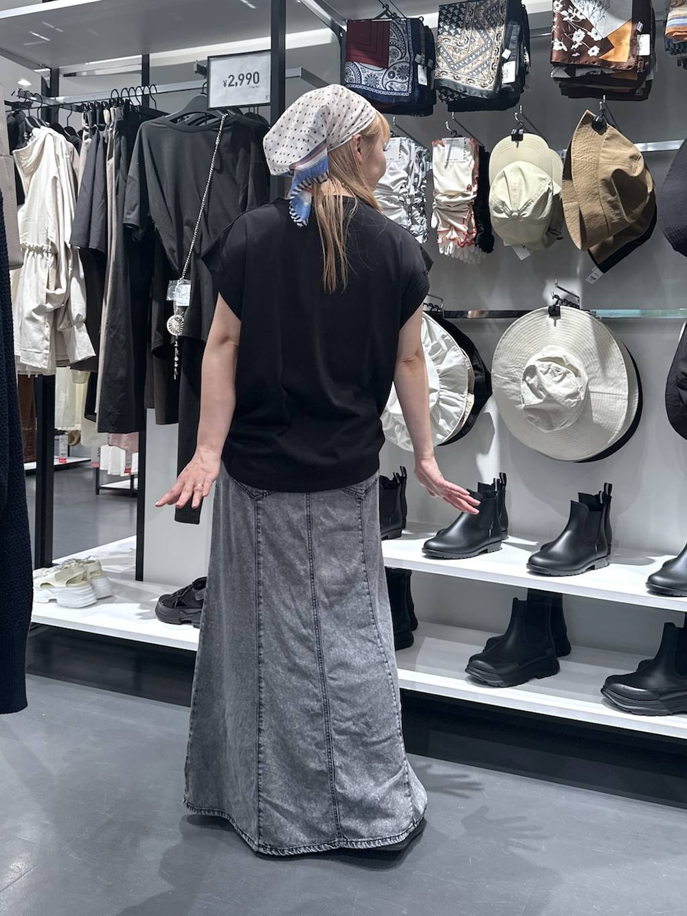 ブラック系のTシャツ/カットソー、レッド系のボディバッグ/ウエストポーチ、ブラック系のデニムスカートを着用したレディースの夏コーディネートの3枚目の写真