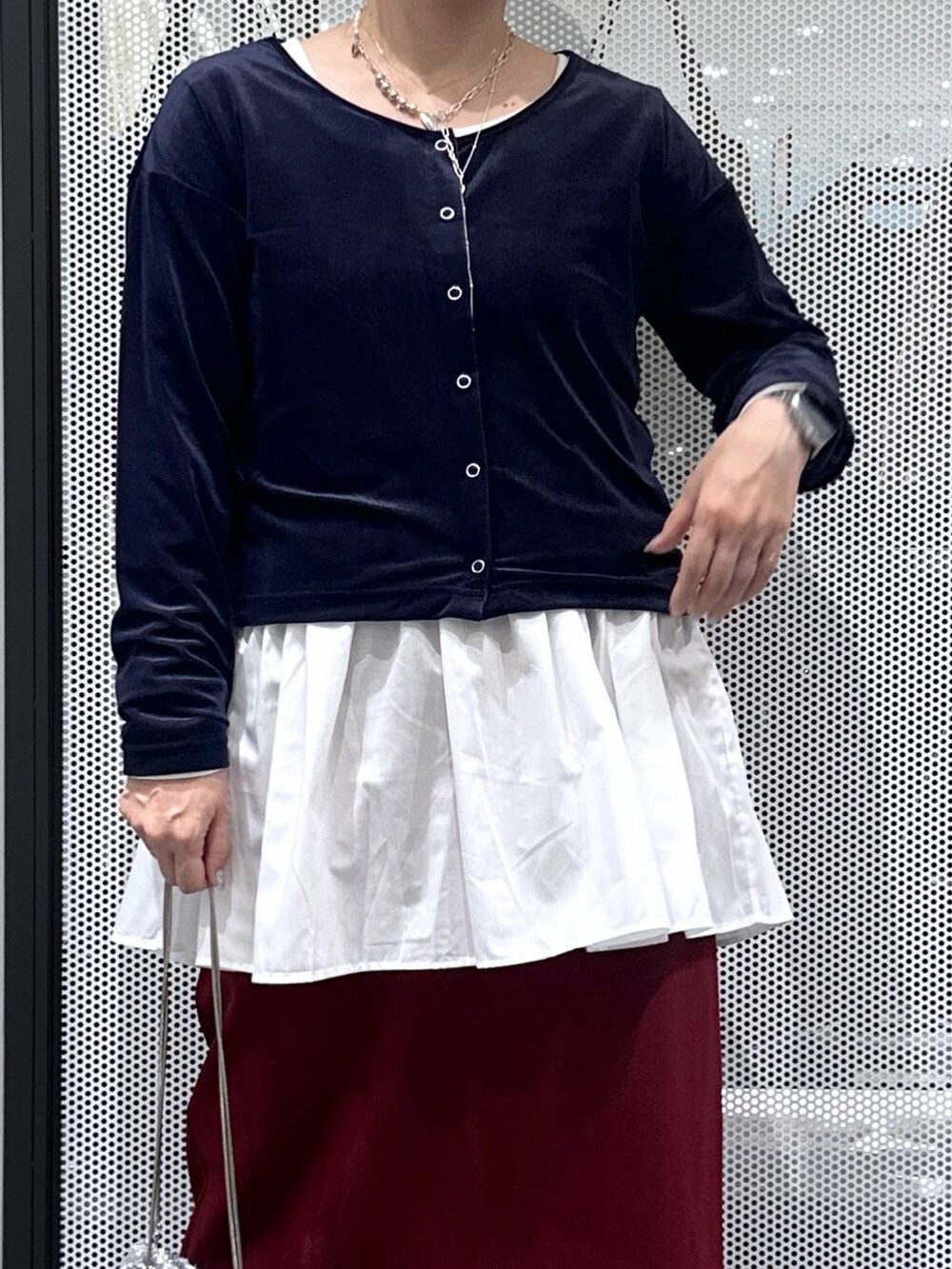 レッド系のスカート、シルバー系のショルダーバッグ、ブルー系のTシャツ/カットソーを着用したレディースの秋コーディネートの4枚目の写真