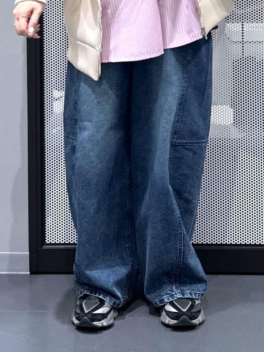 ホワイト系のTシャツ/カットソー、ブラック系のショルダーバッグ、ブルー系のデニムパンツを着用したレディースの冬コーディネートの6枚目の写真