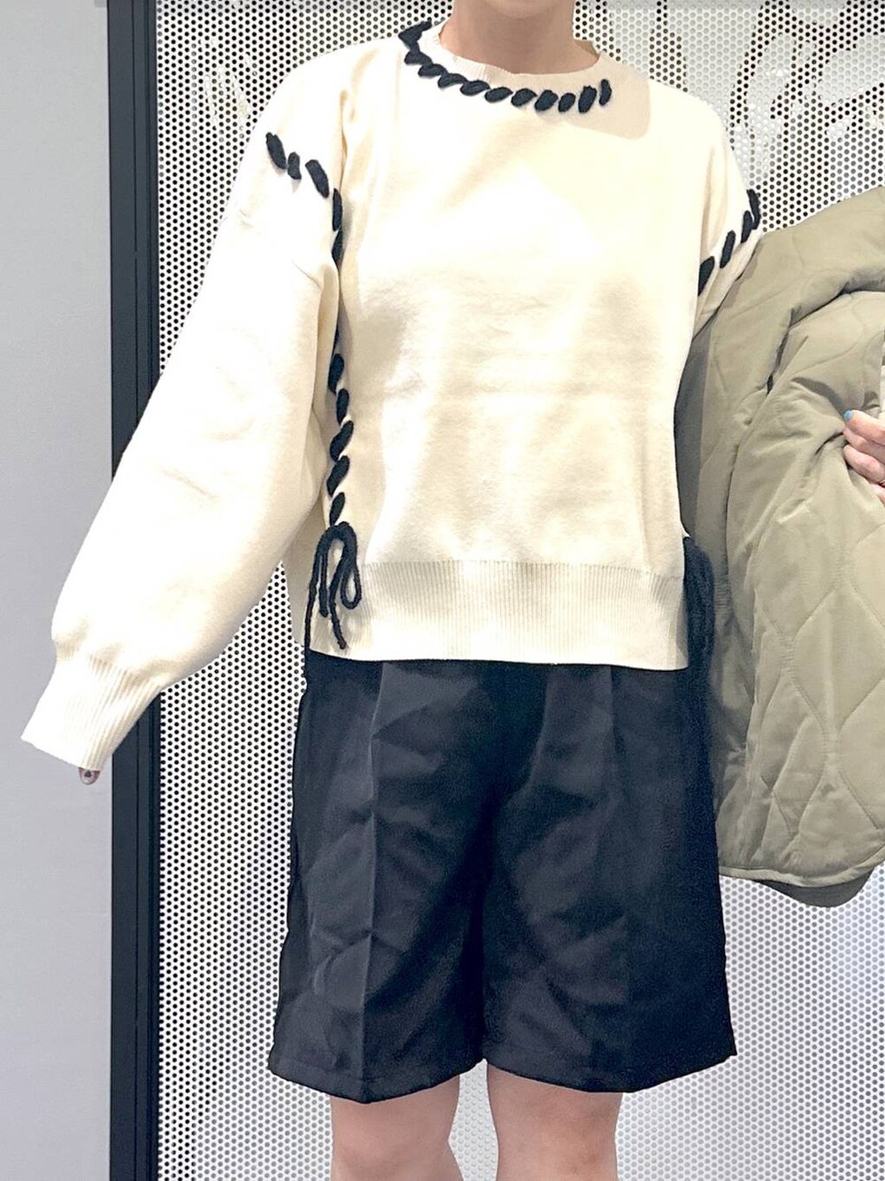 ブラック系のその他パンツ、ホワイト系のショルダーバッグ、ブラック系のブーツを着用したレディースの秋コーディネートの7枚目の写真