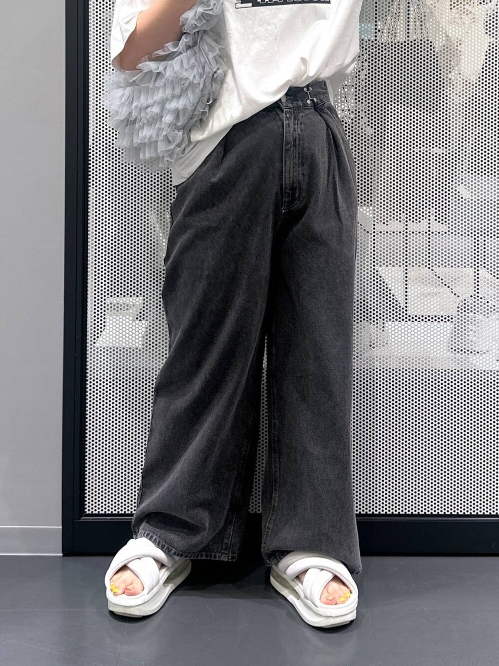 ホワイト系のTシャツ/カットソー、グレー系のショルダーバッグ、ブラック系のデニムパンツを着用したレディースの夏コーディネートの6枚目の写真