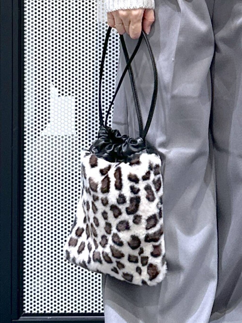 ブラウン系のスニーカー、グレー系のカーディガン/ボレロ、その他のショルダーバッグを着用したレディースの冬コーディネートの7枚目の写真