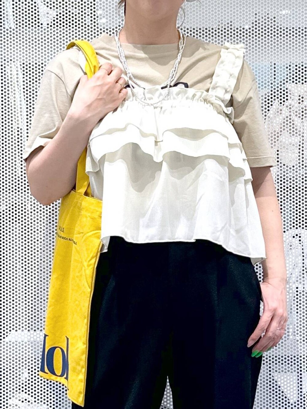 ホワイト系のその他トップス、ベージュ系のTシャツ/カットソー、イエロー系のトートバッグを着用したレディースの春コーディネートの5枚目の写真