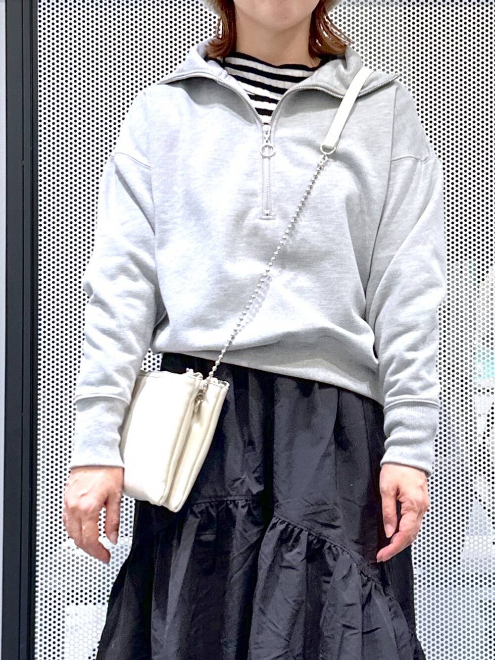 ブラウン系のスニーカー、ホワイト系のショルダーバッグ、その他のニット/セーターを着用したレディースの冬コーディネートの5枚目の写真