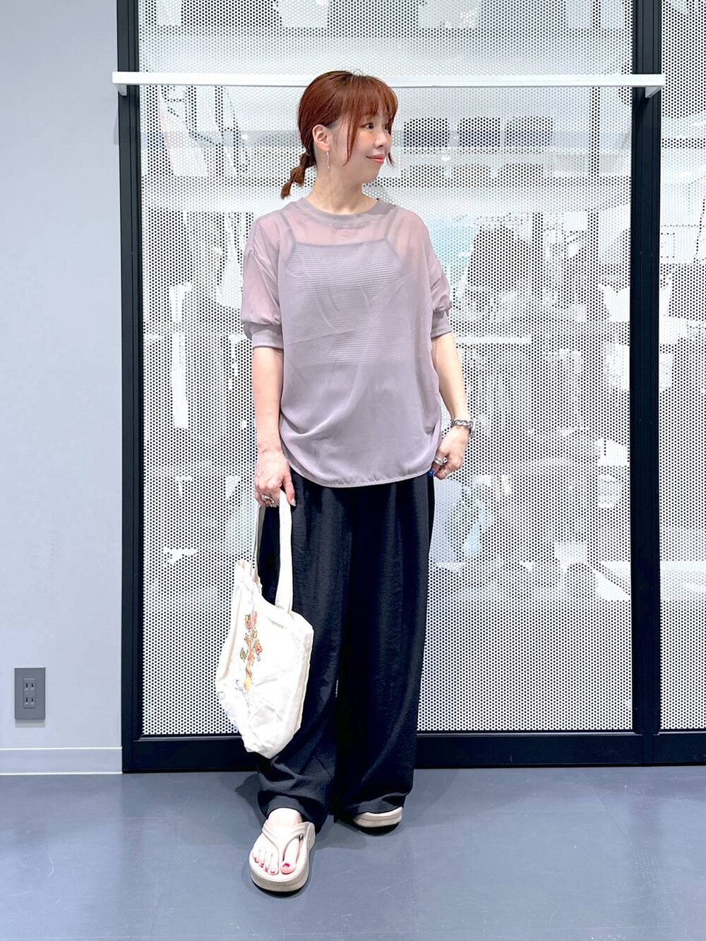 ホワイト系のキャミソール、ブラック系のその他パンツ、その他のエコバッグ/サブバッグを着用したレディースの夏コーディネートの2枚目の写真