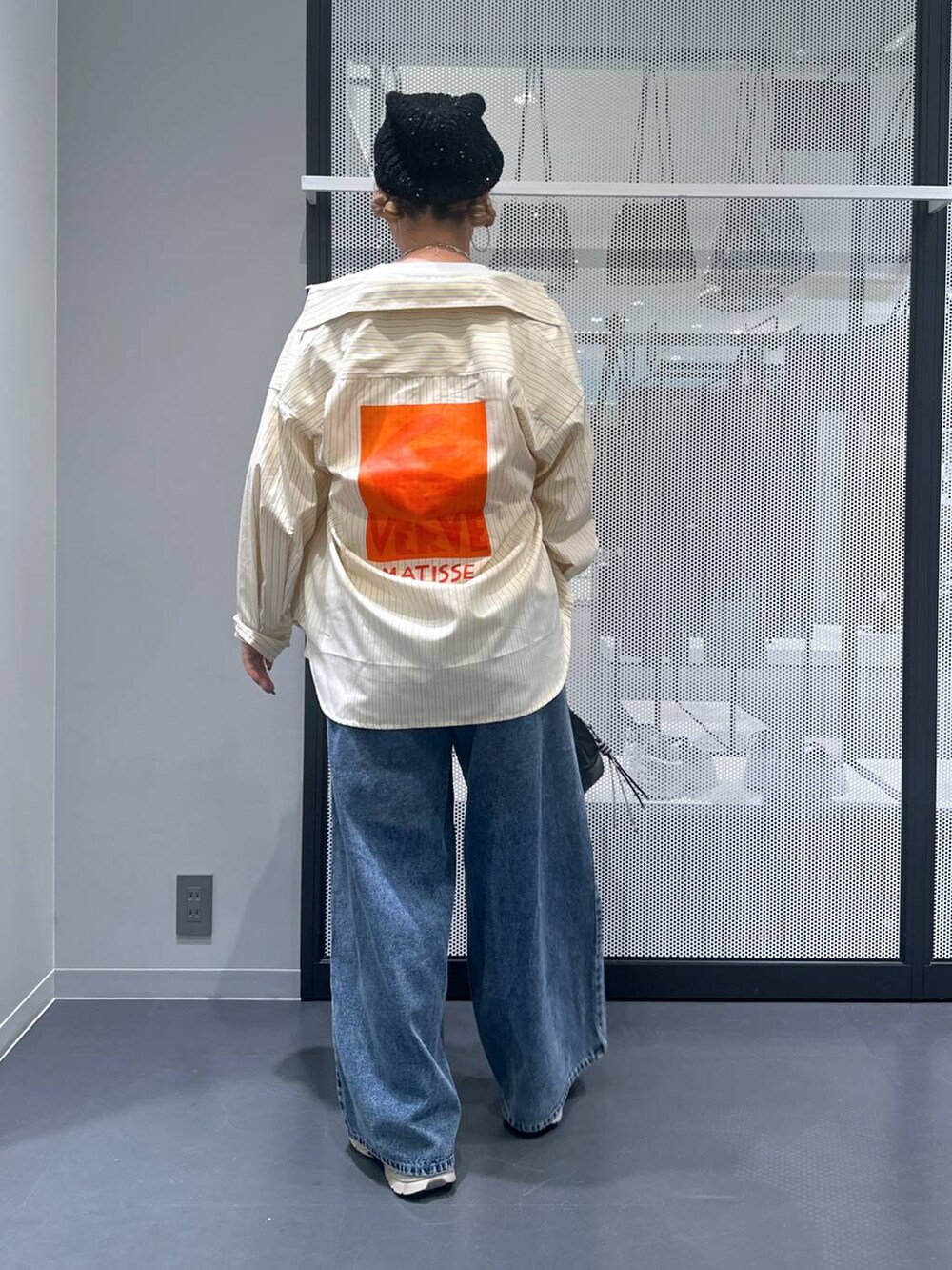 ブラック系のショルダーバッグ、ブルー系のデニムパンツ、ホワイト系のTシャツ/カットソーを着用したレディースの夏コーディネートの3枚目の写真