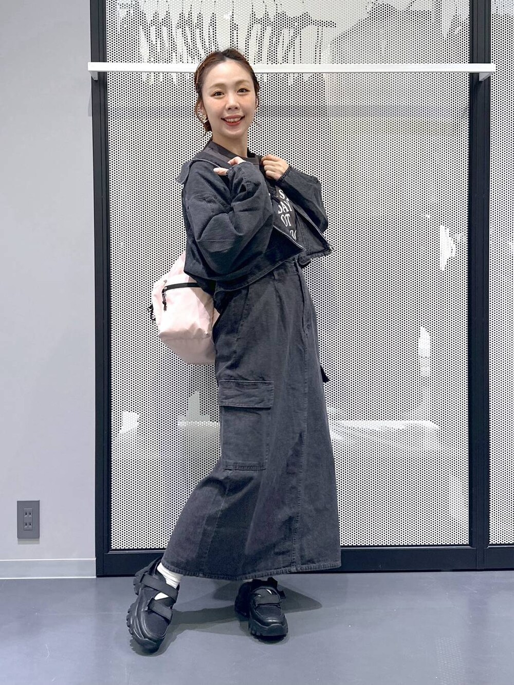 ブラック系のスニーカー、グレー系のデニムスカート、グレー系のデニムジャケットを着用したレディースの春コーディネートの5枚目の写真