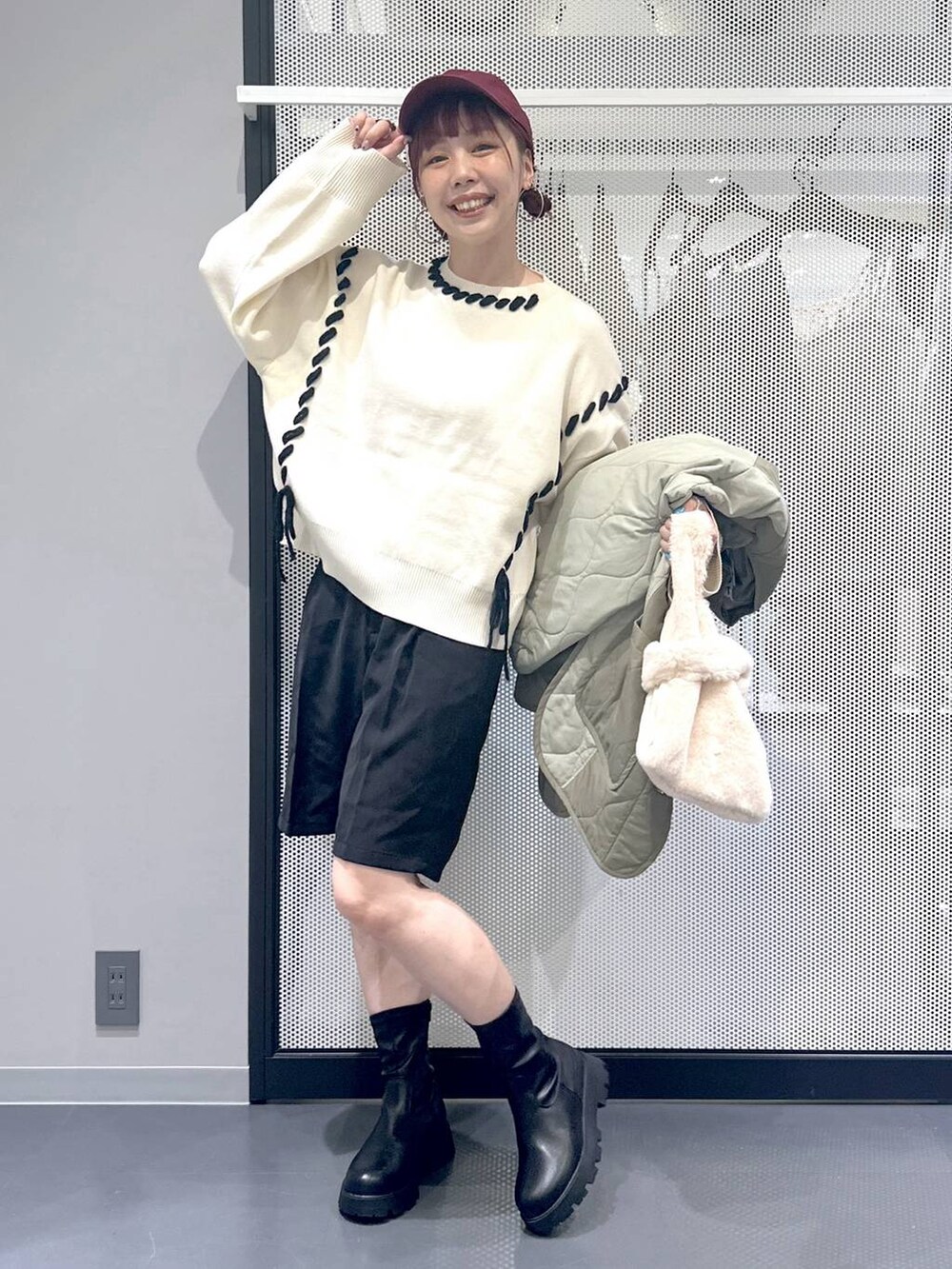 ブラック系のその他パンツ、ホワイト系のショルダーバッグ、ブラック系のブーツを着用したレディースの秋コーディネートの9枚目の写真