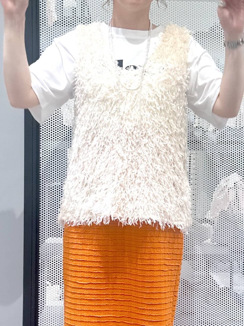 ブラック系のショルダーバッグ、ホワイト系のベスト、ホワイト系のTシャツ/カットソーを着用したレディースの春コーディネートの4枚目の写真