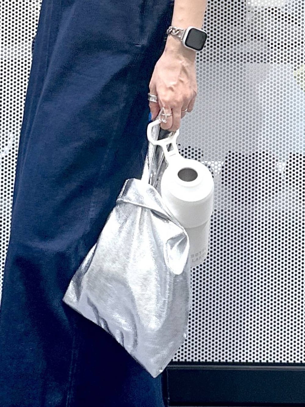 ブルー系のジャンパースカート、ブラック系のサンダル、ベージュ系のTシャツ/カットソーを着用したレディースの夏コーディネートの8枚目の写真