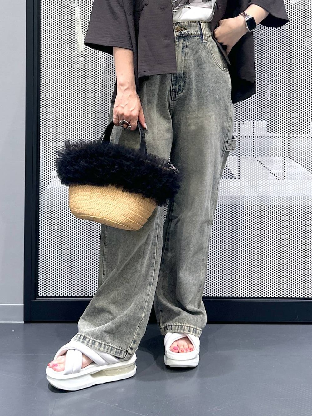 ベージュ系のショルダーバッグ、グレー系のシャツ/ブラウス、ホワイト系のTシャツ/カットソーを着用したレディースの夏コーディネートの5枚目の写真