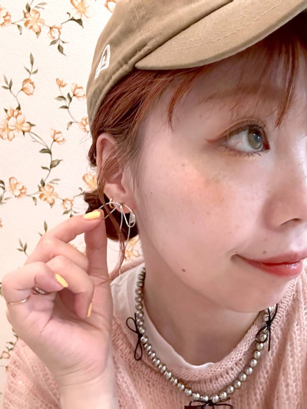 ブラック系のブルゾン、ブラック系のブーツ、シルバー系のショルダーバッグを着用したレディースの秋コーディネートの8枚目の写真