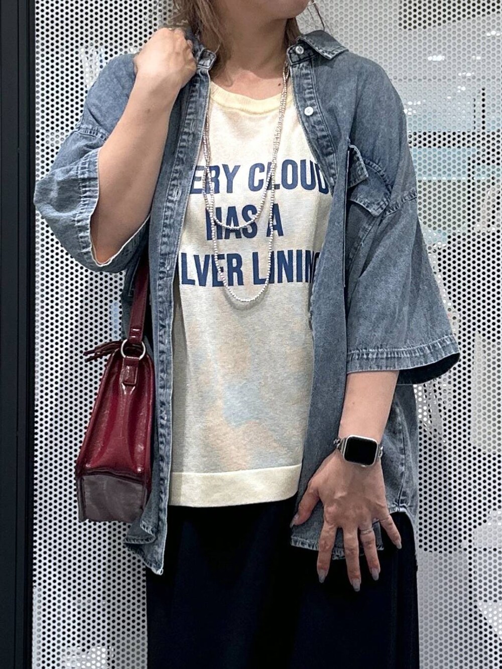 ブラック系のスカート、ブルー系のシャツ/ブラウス、レッド系のショルダーバッグを着用したレディースの夏コーディネートの4枚目の写真