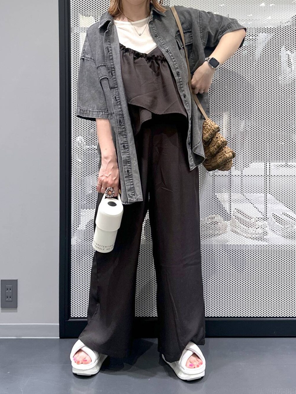 ベージュ系のショルダーバッグ、ブラック系のシャツ/ブラウス、ブラック系のつなぎ/オールインワンを着用したレディースの春コーディネートの4枚目の写真