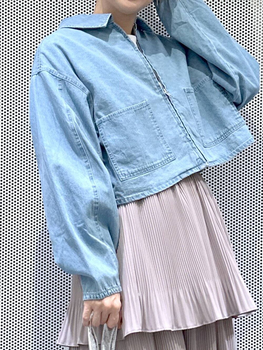 ブラック系のスニーカー、ブルー系のデニムジャケット、シルバー系のショルダーバッグを着用したレディースの春コーディネートの6枚目の写真