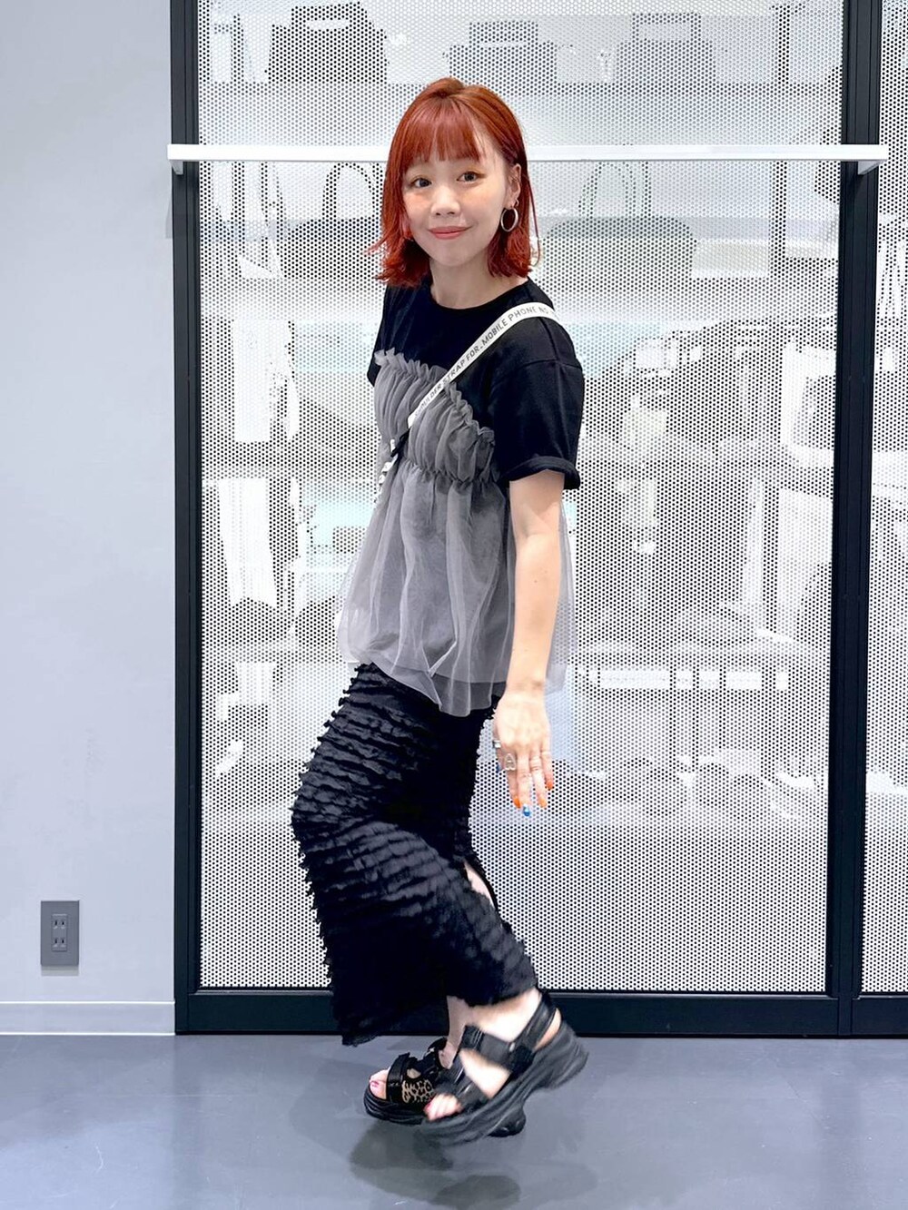 その他のサンダル、ブラック系のTシャツ/カットソー、ブラック系のショルダーバッグを着用したレディースの夏コーディネートの2枚目の写真