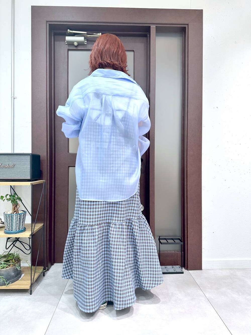 ブルー系のシャツ/ブラウス、ブルー系のワンピース、グリーン系のスニーカーを着用したレディースの春コーディネートの6枚目の写真