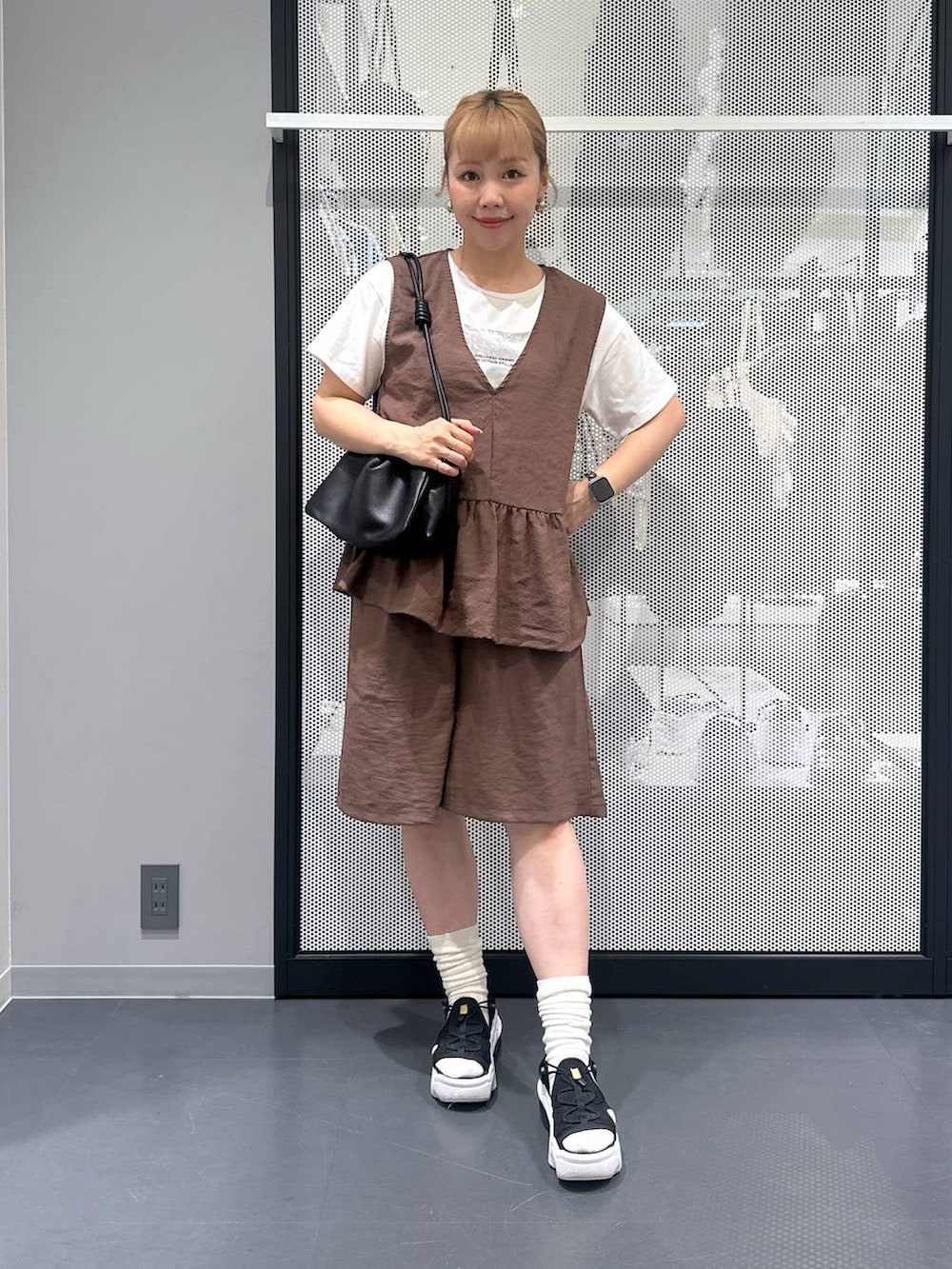 ホワイト系のTシャツ/カットソー、ブラック系のショルダーバッグ、ブラウン系のその他パンツを着用したレディースの夏コーディネートの4枚目の写真