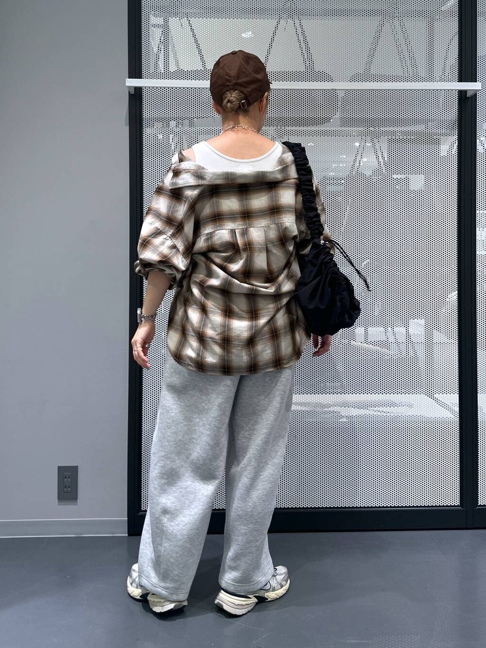 ホワイト系のタンクトップ、ブラウン系のシャツ/ブラウス、グレー系のスウェットパンツを着用したレディースの秋コーディネートの3枚目の写真