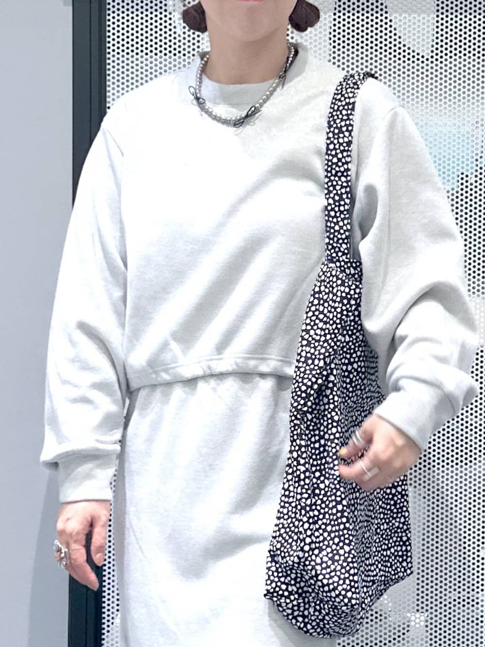 ホワイト系のその他アウター、ベージュ系のトートバッグ、ベージュ系のスウェットを着用したレディースの秋コーディネートの6枚目の写真