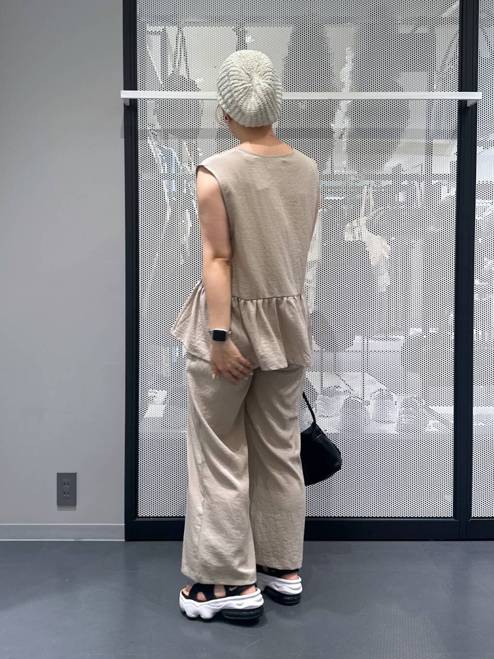 ブラック系のショルダーバッグ、ベージュ系のその他パンツ、ベージュ系のベストを着用したレディースの夏コーディネートの3枚目の写真