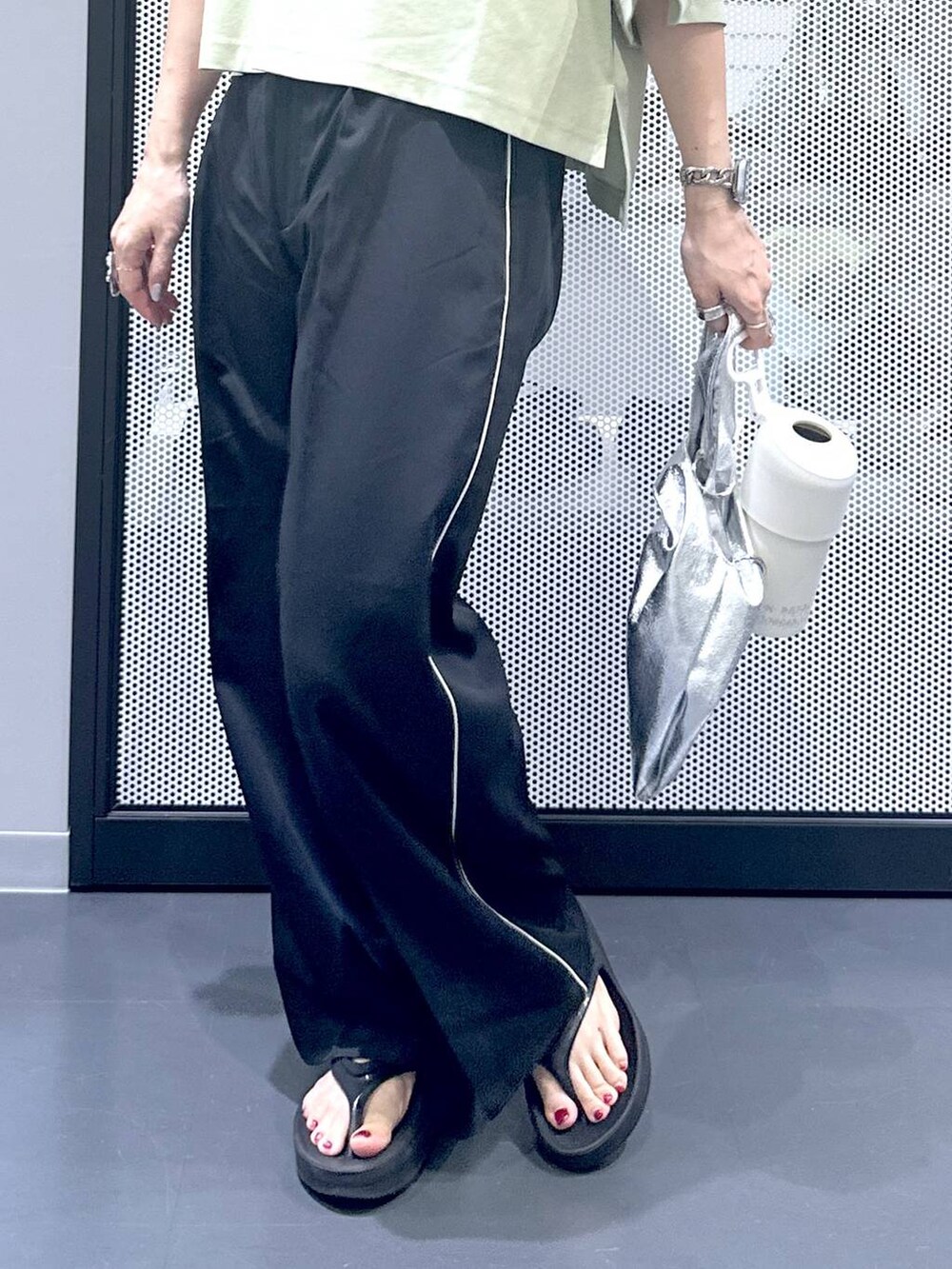 シルバー系のショルダーバッグ、グリーン系のTシャツ/カットソー、ブラック系のサンダルを着用したレディースの夏コーディネートの7枚目の写真