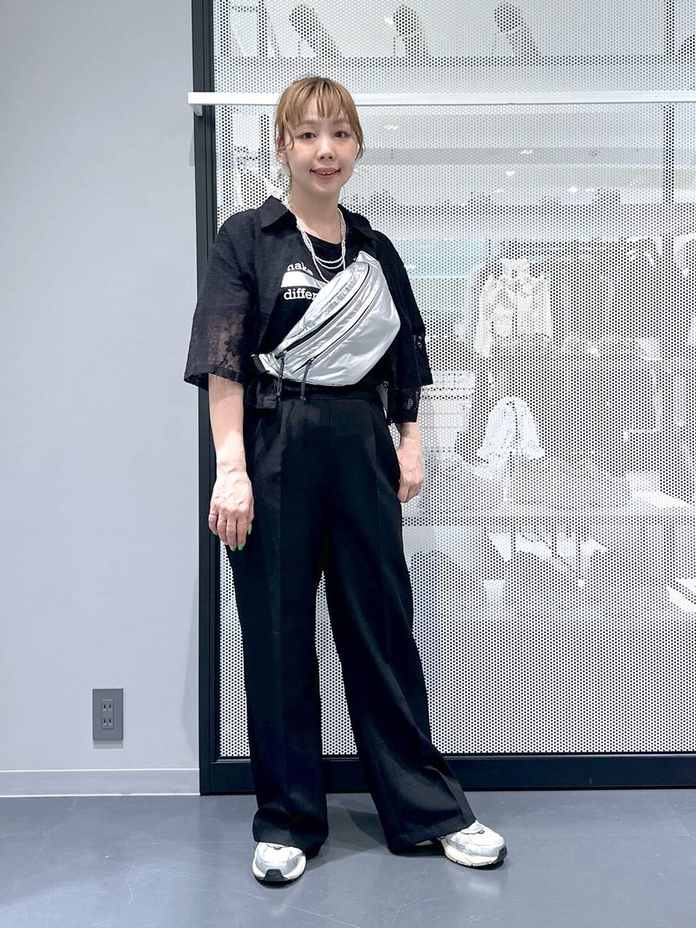シルバー系のボディバッグ/ウエストポーチ、ブラック系のシャツ/ブラウス、ブラック系のTシャツ/カットソーを着用したレディースの春コーディネートの2枚目の写真