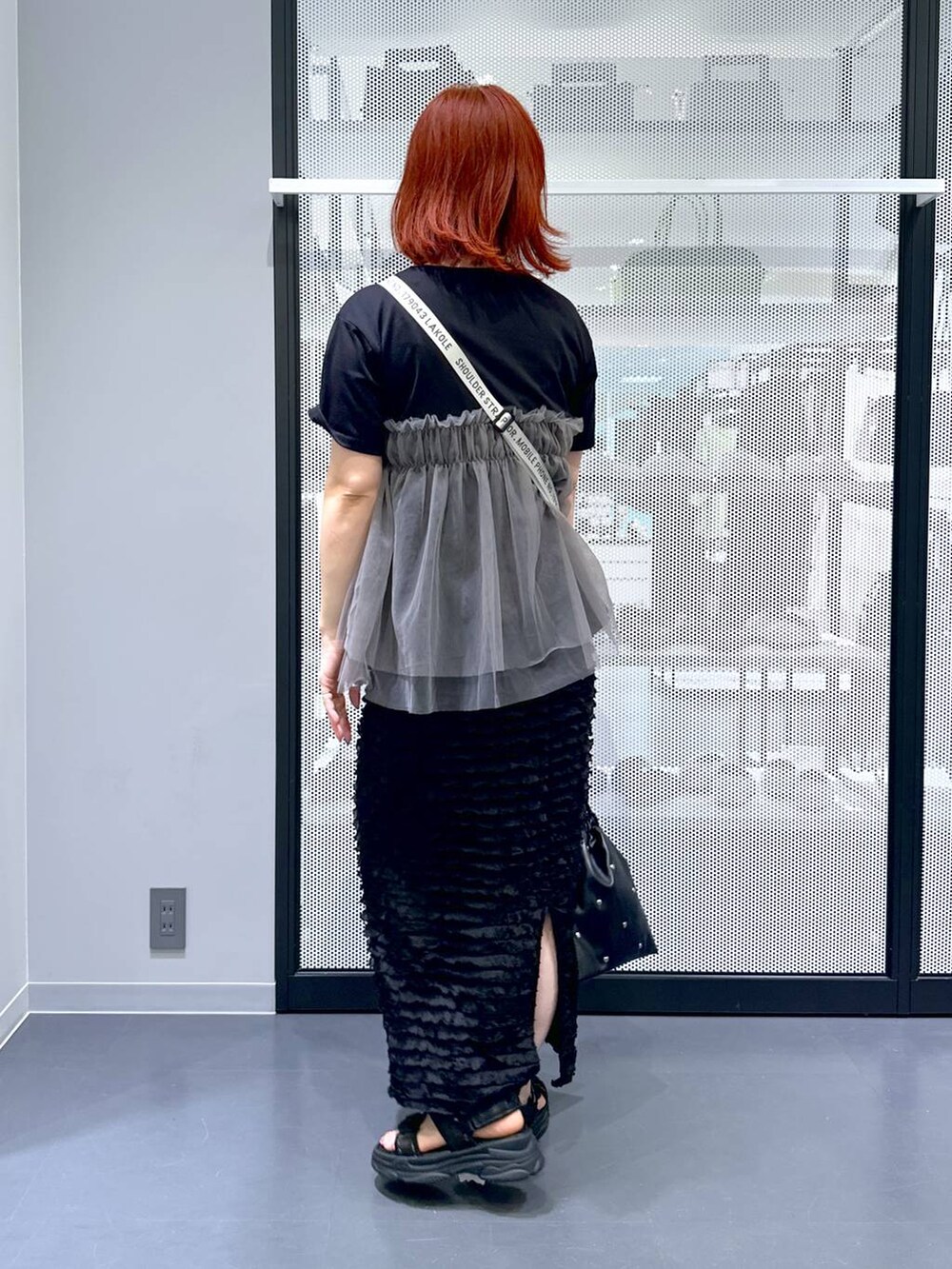 その他のサンダル、ブラック系のTシャツ/カットソー、ブラック系のショルダーバッグを着用したレディースの夏コーディネートの3枚目の写真