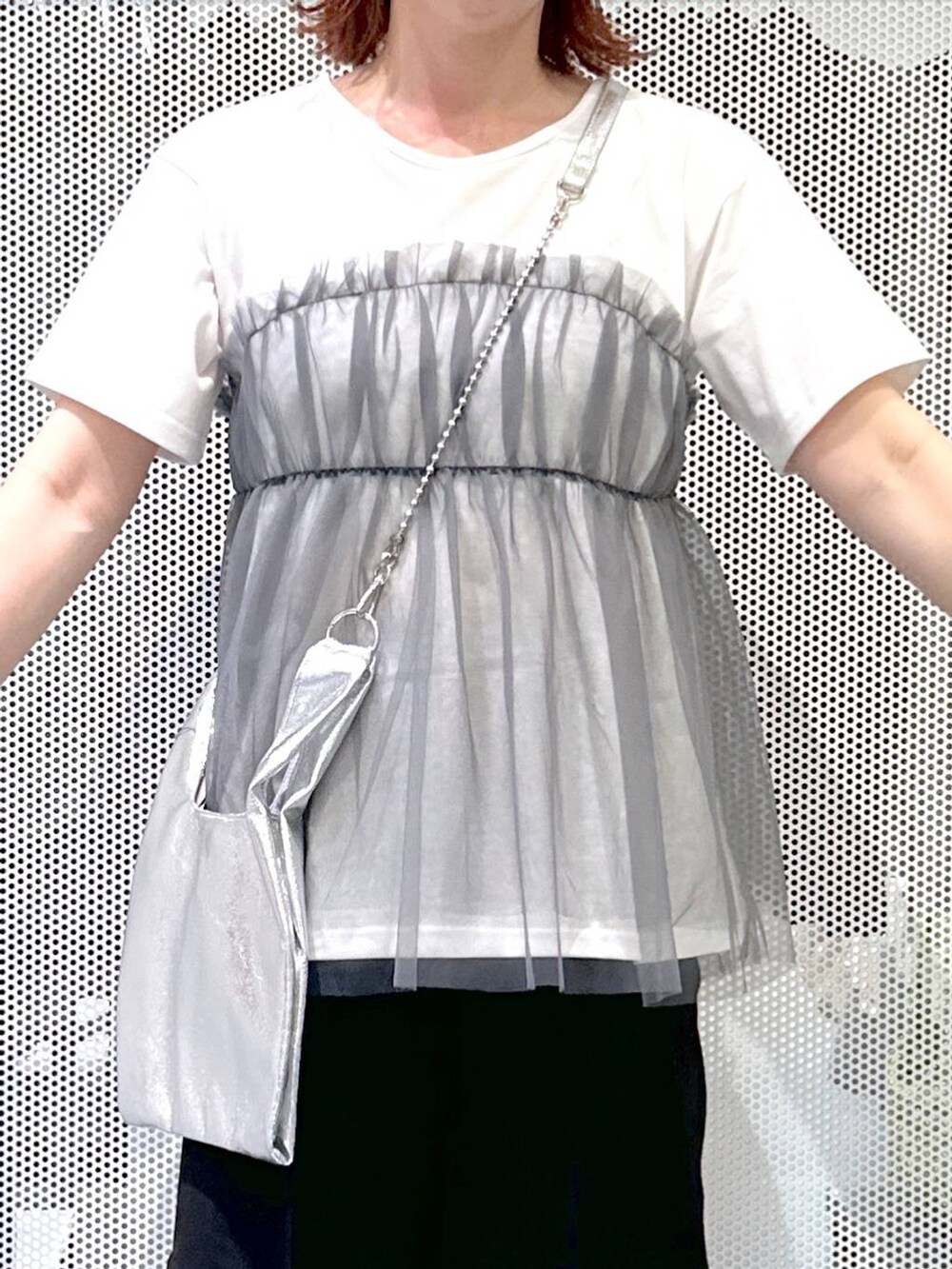 シルバー系のショルダーバッグ、その他のサンダル、ブラック系のその他パンツを着用したレディースの夏コーディネートの6枚目の写真