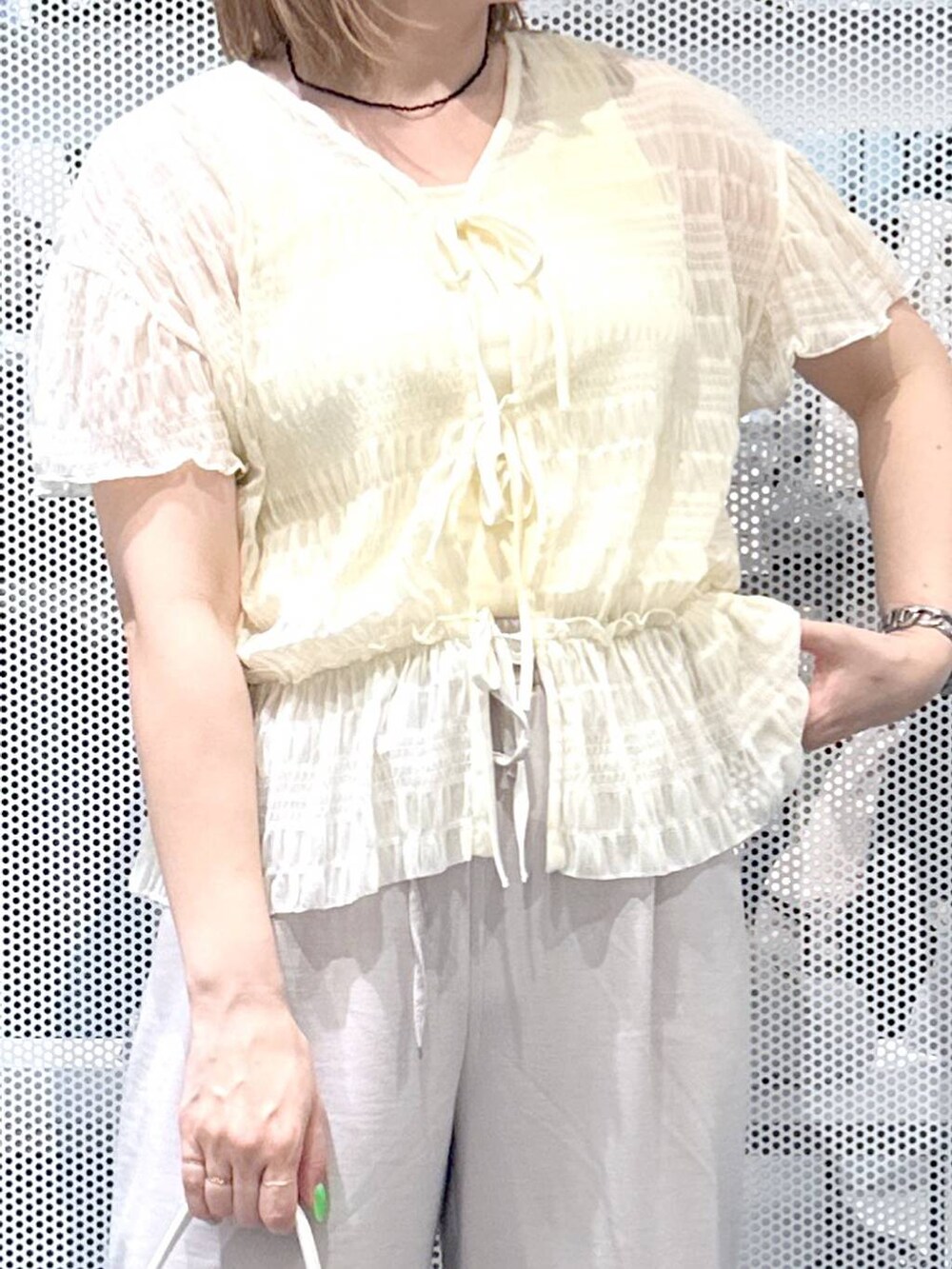 ホワイト系のショルダーバッグ、ホワイト系のカーディガン/ボレロ、ベージュ系のその他パンツを着用したレディースの春コーディネートの4枚目の写真