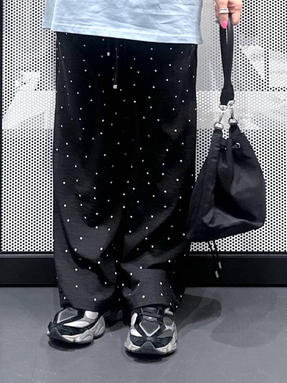 その他のその他パンツ、ブラック系のショルダーバッグ、その他のピアス（両耳用）を着用したレディースの春コーディネートの5枚目の写真