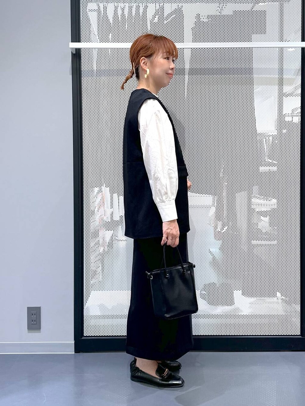 ホワイト系のシャツ/ブラウス、ブラック系のショルダーバッグ、ブラック系のローファーを着用したレディースの冬コーディネートの6枚目の写真