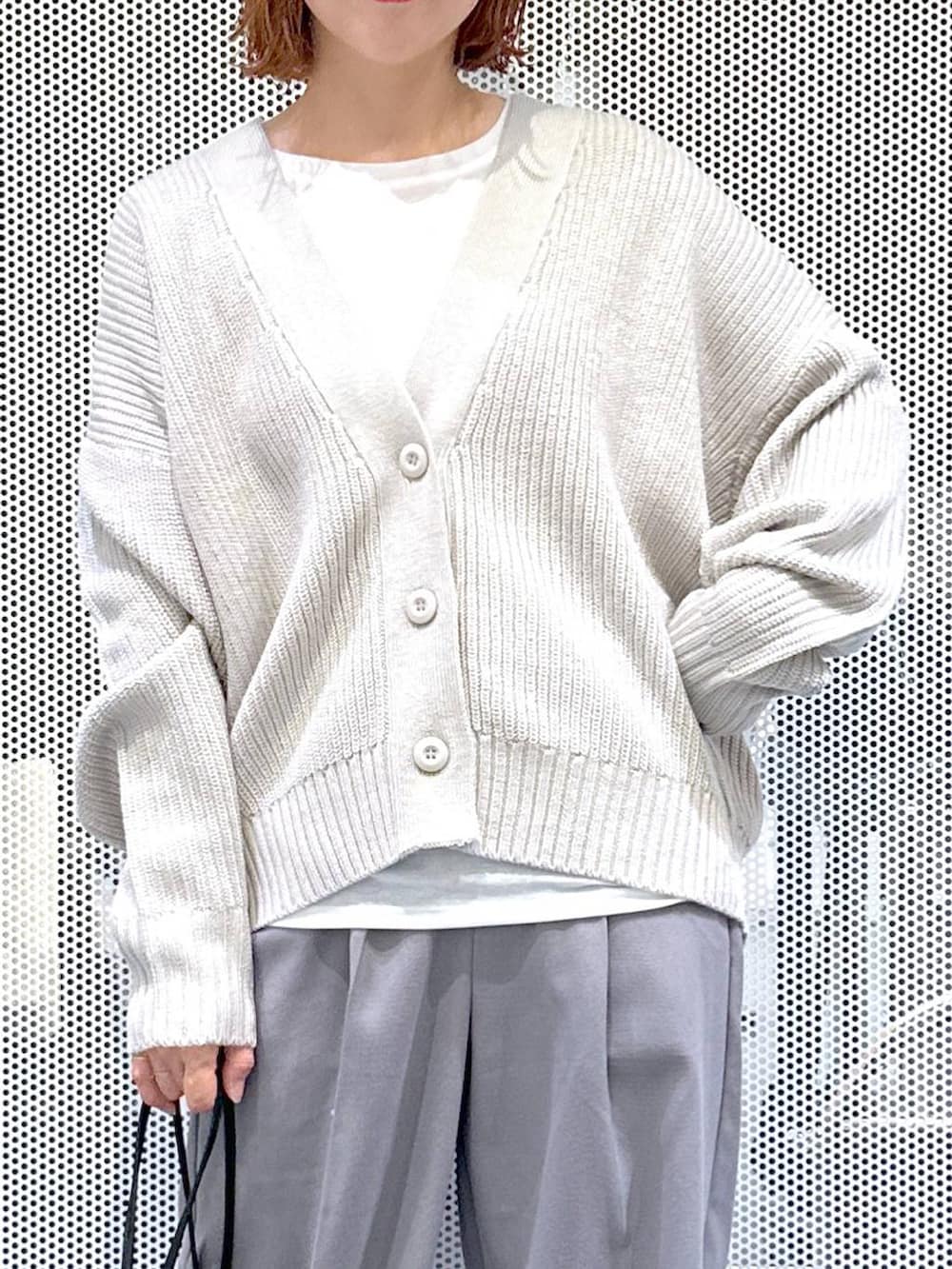 ブラウン系のスニーカー、グレー系のカーディガン/ボレロ、その他のショルダーバッグを着用したレディースの冬コーディネートの5枚目の写真