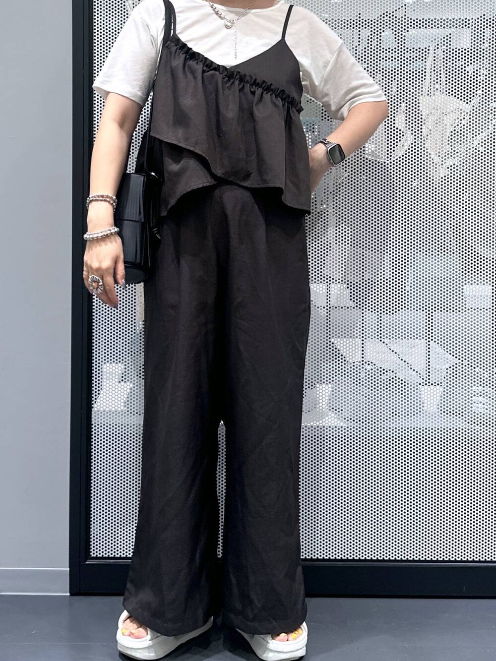 ホワイト系のTシャツ/カットソー、ブラック系のつなぎ/オールインワン、ブラック系のショルダーバッグを着用したレディースの夏コーディネートの3枚目の写真