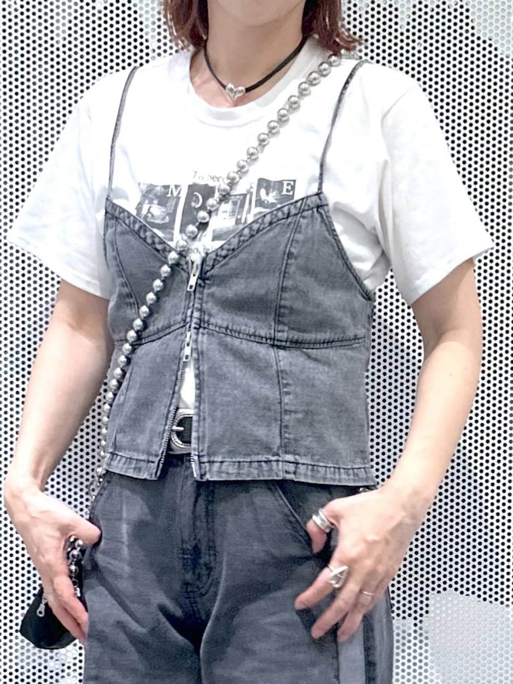 ブラック系のデニムパンツ、グレー系のベスト、ホワイト系のTシャツ/カットソーを着用したレディースの夏コーディネートの5枚目の写真