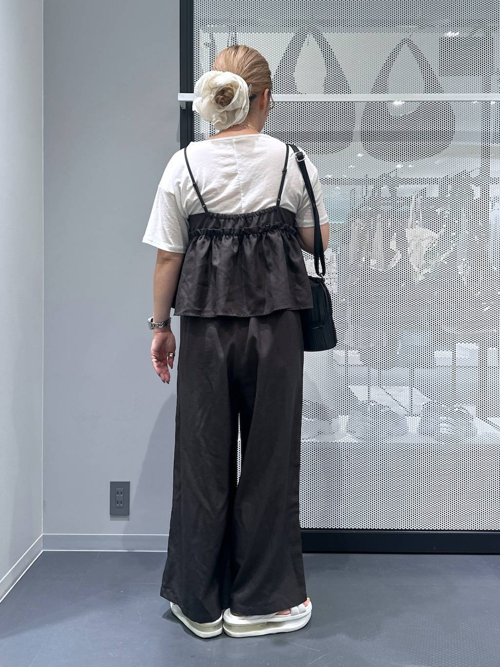 ホワイト系のTシャツ/カットソー、ブラック系のつなぎ/オールインワン、ブラック系のショルダーバッグを着用したレディースの夏コーディネートの2枚目の写真