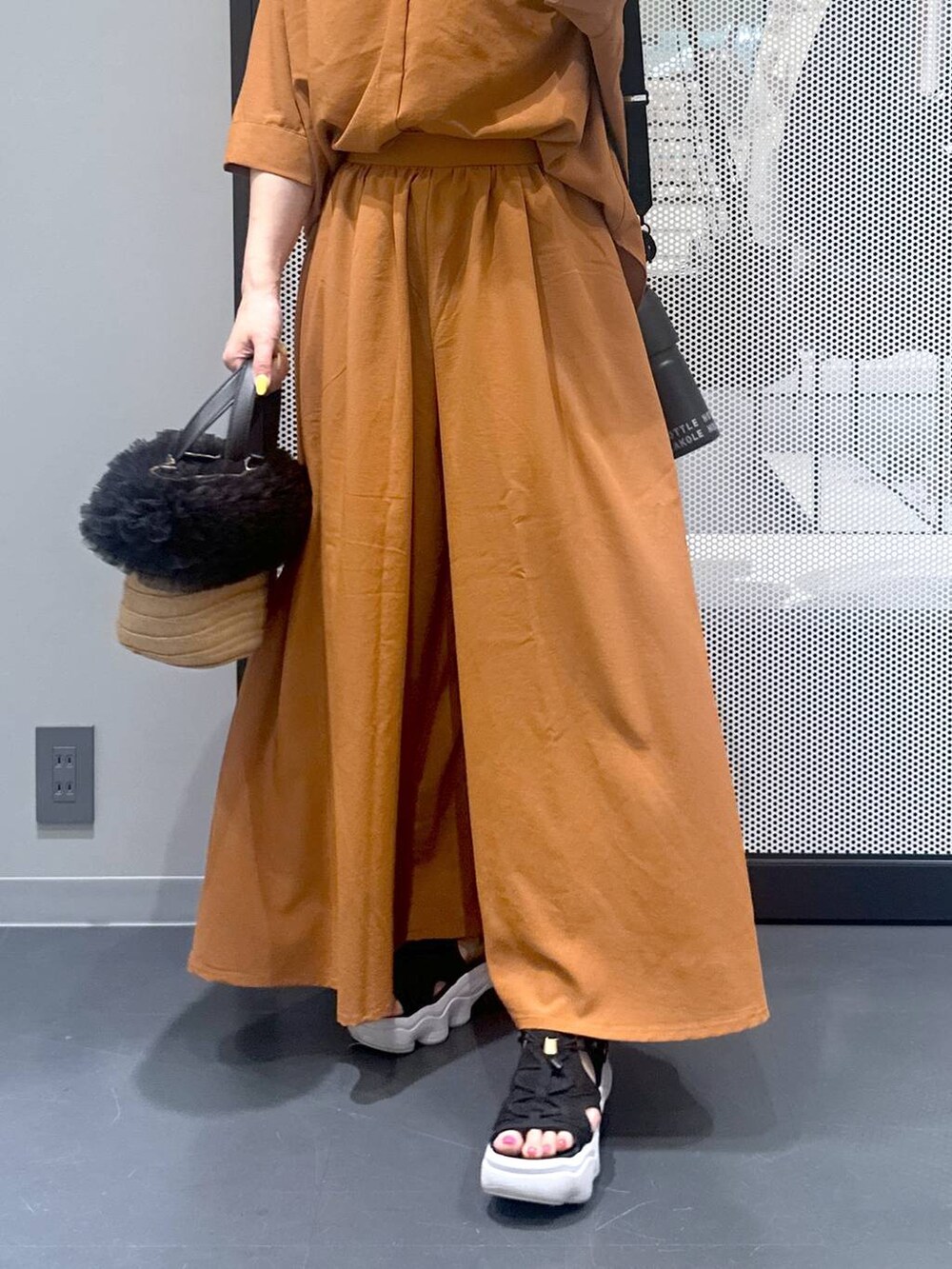 ベージュ系のショルダーバッグ、ブラウン系のその他パンツ、ブラウン系のシャツ/ブラウスを着用したレディースの春コーディネートの6枚目の写真