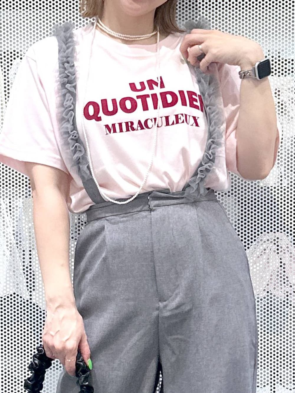 ピンク系のTシャツ/カットソー、グレー系のその他パンツ、ブラック系のショルダーバッグを着用したレディースの春コーディネートの4枚目の写真