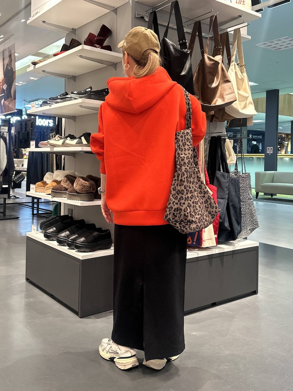 ブラック系のスカート、ベージュ系のトートバッグ、ホワイト系のタンクトップを着用したレディースの秋コーディネートの3枚目の写真