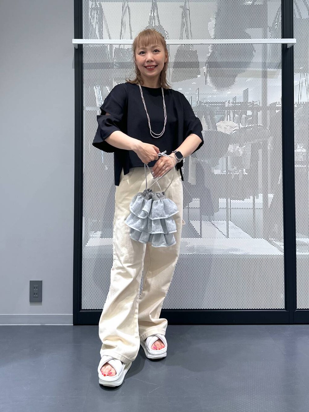 グレー系のショルダーバッグ、ブラック系のTシャツ/カットソー、その他のピアス（両耳用）を着用したレディースの夏コーディネートの2枚目の写真