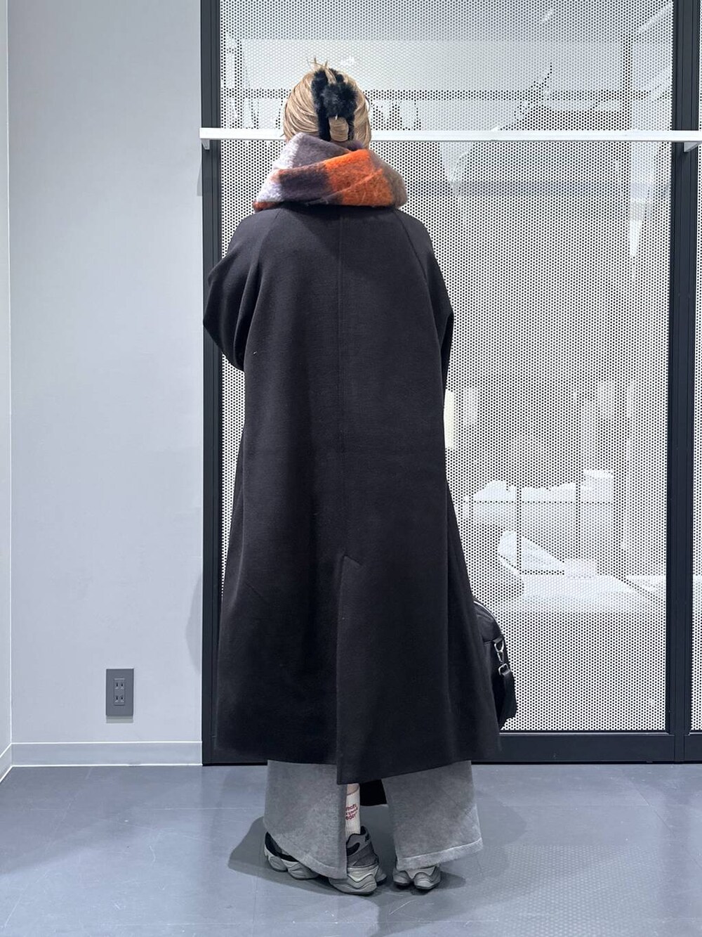 ブラック系のその他アウター、グレー系のワンピース、ブラック系のボストンバッグを着用したレディースの冬コーディネートの3枚目の写真