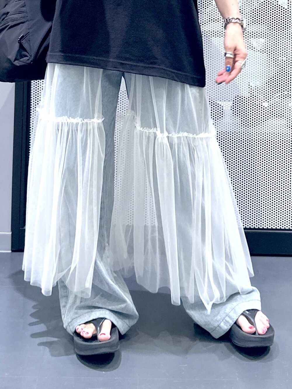 ホワイト系のワンピース、ブラック系のショルダーバッグ、ブラック系のTシャツ/カットソーを着用したレディースの夏コーディネートの5枚目の写真