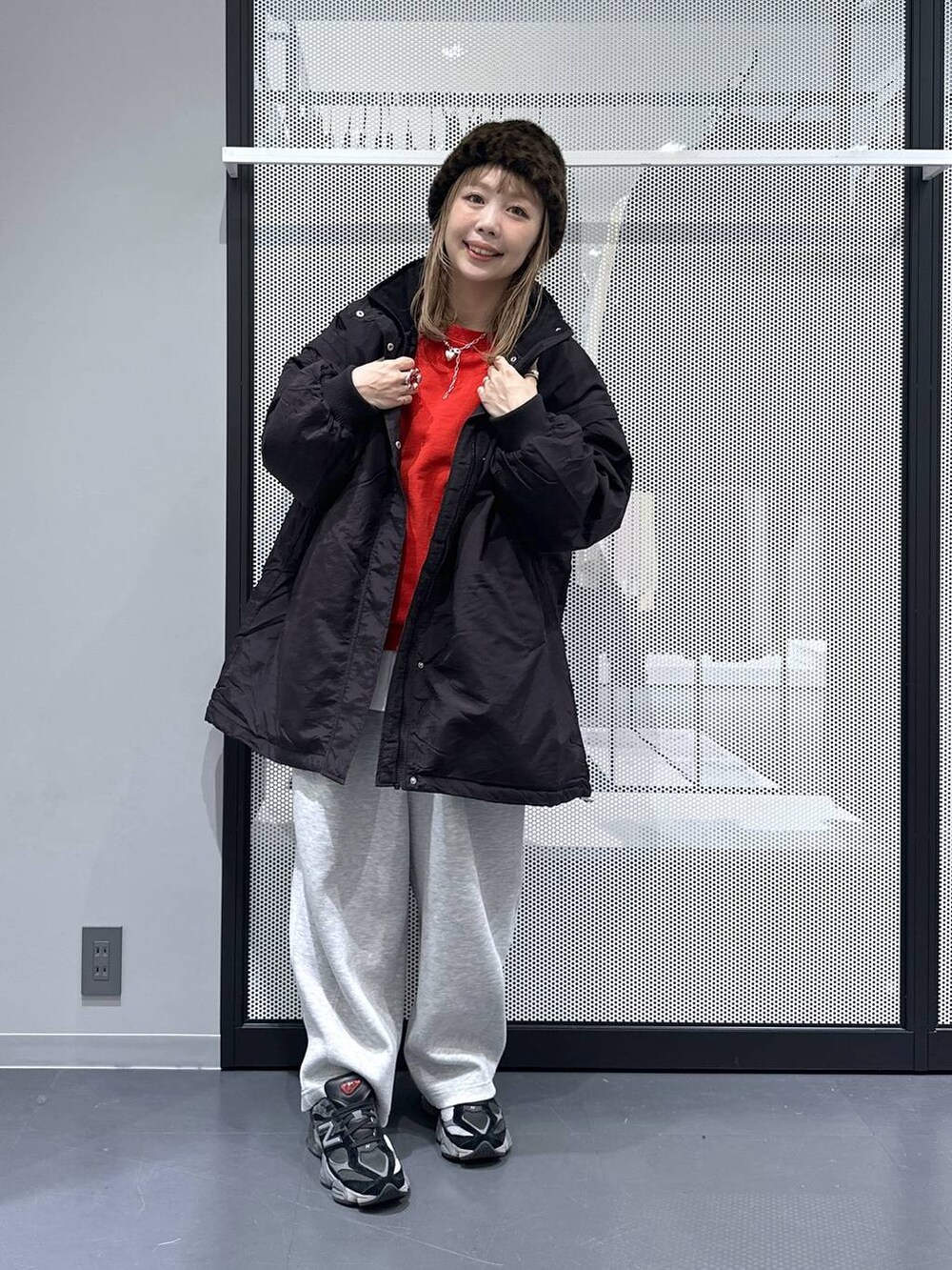ブラック系のボディバッグ/ウエストポーチ、ブラック系のブルゾン、ホワイト系のTシャツ/カットソーを着用したレディースの冬コーディネートの2枚目の写真