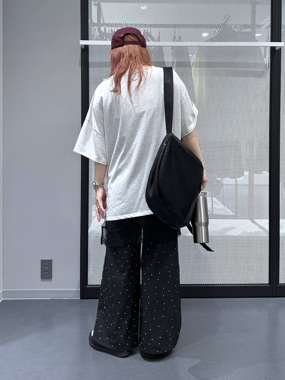 その他のその他パンツ、ブラック系のワンピース、ブラック系のショルダーバッグを着用したレディースの夏コーディネートの3枚目の写真