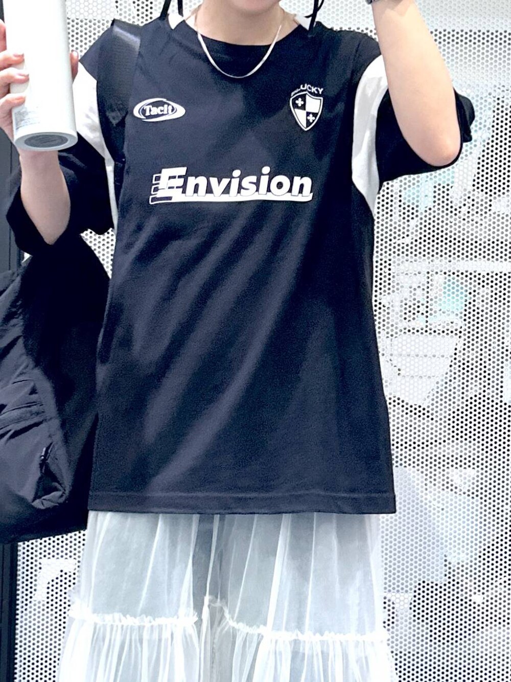 ホワイト系のワンピース、ブラック系のショルダーバッグ、ブラック系のTシャツ/カットソーを着用したレディースの夏コーディネートの4枚目の写真